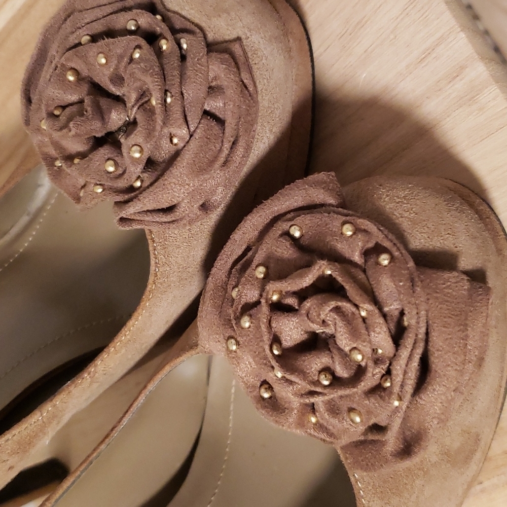 BCBGeneration Platform Taupe Suede Rosette Pumps. Size 6.5 - Picture 8 of 10